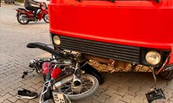 İzmir'de kamyonet ile motosikletin çarpıştığı kaza güvenlik kamerasında