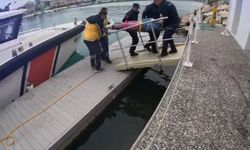 İzmir'de kayalıklardan düşen kişiye tıbbi tahliye yapıldı
