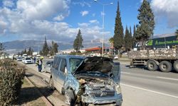 Kahramanmaraş'ta halk otobüsü ile hafif ticari aracın çarpıştığı kazada 17 kişi yaralandı
