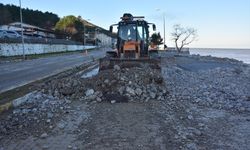 Karadeniz'de dev dalgalar sahilde hasara yol açtı