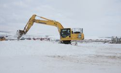 Kars'ta şehit heykellerinin yapımında kullanılacak kar taşınmaya başlandı