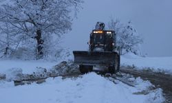 Kastamonu'da ekipler kapanan köy yolunu rahatsızlanan kadın için açtı