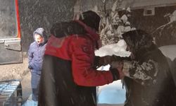 Kastamonu'da ekipler kar nedeniyle yolu kapanan hasta için seferber oldu