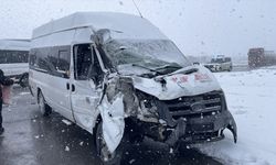 Kayseri'de işçi servisiyle tırın çarpıştığı kazada 11 kişi yaralandı