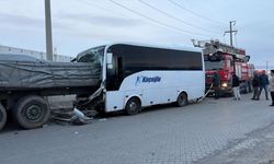 Kayseri'de servis midibüsünün tıra çarptığı kazada 6 kişi yaralandı