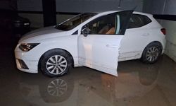 Küçükçekmece'de yağış nedeniyle su basan sitenin otoparkında 7 araç zarar gördü