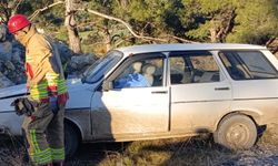 Manisa'da taş yığınına çarpan otomobilin sürücüsü öldü, eşi yaralandı