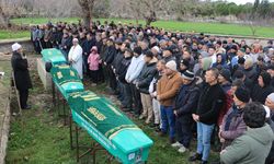 Manisa'da trafik kazasında ölen aynı aileden 3 kişinin cenazeleri toprağa verildi