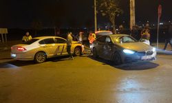 Mersin'de iki otomobilin çarpıştığı kazada 2 kişi yaralandı