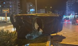 Mersin'de refüje çarpıp devrilen otomobilin sürücüsü yaralandı