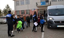 Muş'ta polisler çocuklara sinema keyfi yaşattı