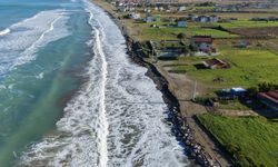 Samsun'da yüksek dalgalar sahili aşındırdı