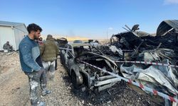 Şanlıurfa'da inşaat şantiyesinde çıkan yangında 4 araçta hasar oluştu