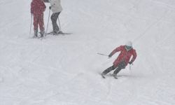 Sarıkamış Kayak Merkezi'nde kar yağışı altında kayak keyfi