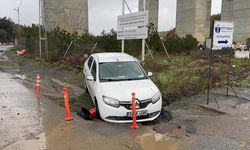 Sarıyer'de yolun çökmesi sonucu pikap ile kamyonet dereye düştü