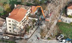 Sındırgı'da ağır hasarlı 18 bina daha yıkıldı