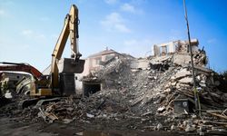 Sındırgı'da ağır hasarlı binaların yıkımına devam ediliyor