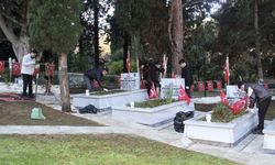 Sinop'ta gönüllü üniversite öğrencileri şehit mezarlarını temizledi