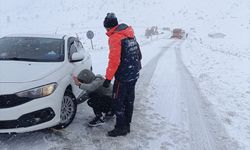 Şırnak'ta kar nedeniyle yolda mahsur kalanlar ekiplerce kurtarıldı