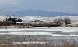 Sivas'ta Hafik Gölü kısmen buz tuttu