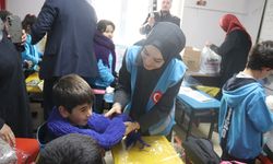 TÜGVA öncülüğünde depremzede kadınlardan öğrencilere atkı desteği