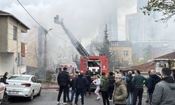 Ümraniye'de bir binanın çatısında başlayıp bitişikteki iki eve sıçrayan yangın söndürüldü