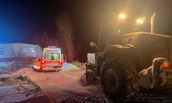 Van'da yolu kapanan mahallelerdeki hastalar, ekiplerin çalışmasıyla hastaneye ulaştırıldı
