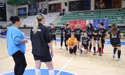 Veteran kadın hentbolcular, hemcinslerine örnek olmak için sahada ter döküyor