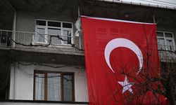 Yalova'da şehit olan polis memuru Turgut Külünk'ün Düzce'deki babaevine Türk bayrağı asıldı