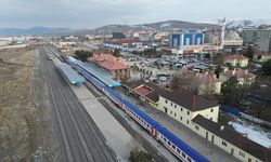 Yeni sezonun ilk seferine çıkan Turistik Doğu Ekspresi Erzurum'a ulaştı