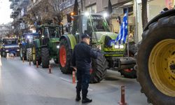 Yunan çiftçiler Larisa'da milletvekili bürolarının önünde protesto düzenledi