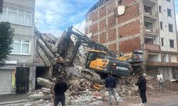 Zeytinburnu'nda yıkımı yapılan binadan üzerine beton parçaları düşen iş makinesinin operatörü yaralandı