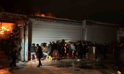 Alevlere teslim olan iş yerlerindeki araçları kurtarmak için zamanla yarıştılar