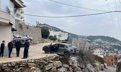 Antalya'da geri manevra yapan araç şarampolde asılı kaldı