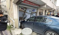 Arnavutköy'de ilginç kaza: Traş olan müşteri ve berbere otomobil çarptı