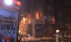 Beyoğlu'nda 4 katlı binada yangın çıktı: Bina sakini 2 kişi çatıya sığındı
