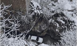 Buzlanma kaza getirdi, dereye uçan otomobildeki 3 kişi yaralandı