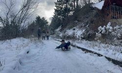 Çocuklar karın tadını poşetlerle kayarak çıkardı