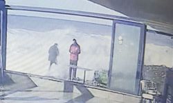 Dev dalgaları görüntülemek isterken az kalsın suya kapılıyordu