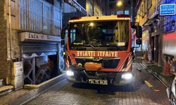 Fatih'te otoparkta çıkan yangın binaya sıçradı: O anlar kamerada