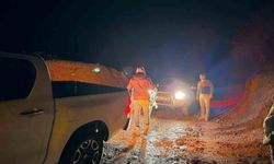 Gercüş'te çamura saplanan aracı Özel İdare ekipleri kurtardı