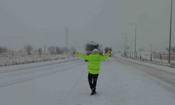 Gercüş'te karda kalan arabaların imdadına polis yetişti