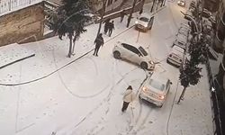 Gümüşhane'de buzlu yolda yokuş aşağı kayan araçlar kamerada