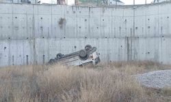 Hafif ticari araç 8 metrelik istinat duvarından sahaya uçtu: 1 ağır yaralı