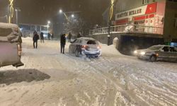 Hasköy'de karda kayan araçlar kameraya yansıdı