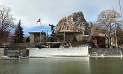 Hava sıcaklıklarının düştüğü Afyonkarahisar buz kesti