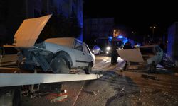 Kafa kafaya çarpışan iki Tofaş otomobil hurdaya döndü: 3 yaralı