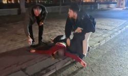 Kaldırıma yatıp çığlık attı, polisi görünce kaçmak istedi