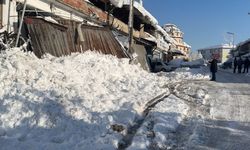 Kar birikintileri iş yerlerinin sundurmalarını çökertti