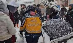 Kar kaplı merdivenden düşen öğrenci yaralandı